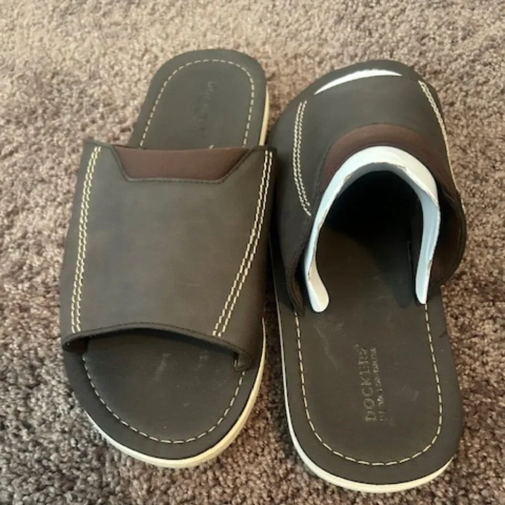 Dockers Brown Faux Leather Men's Slide, size 11-12